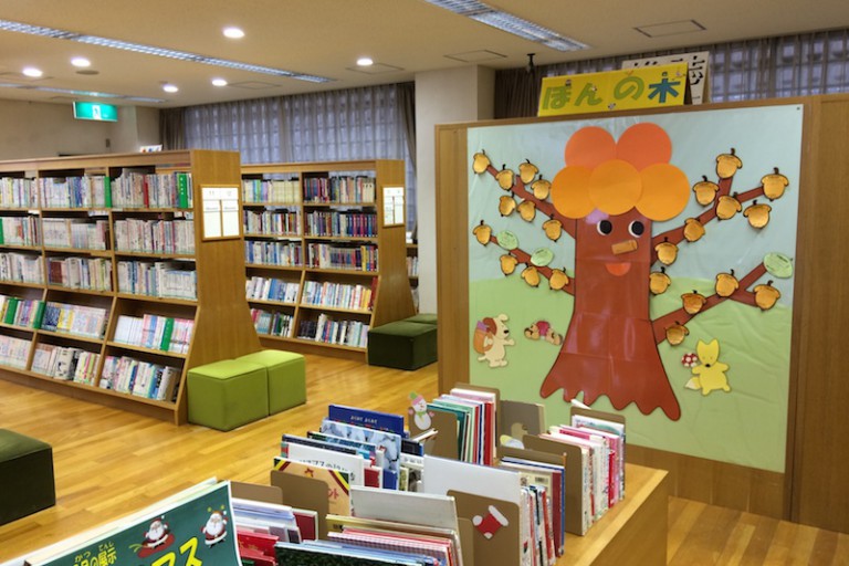 摂津市立図書センター　１階